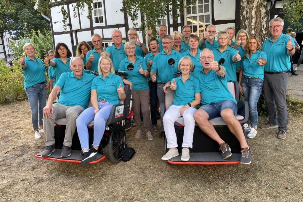 Teamfoto Mit Daumen04