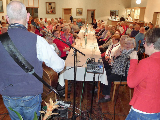 Voller Saal beim Frühlingsfest