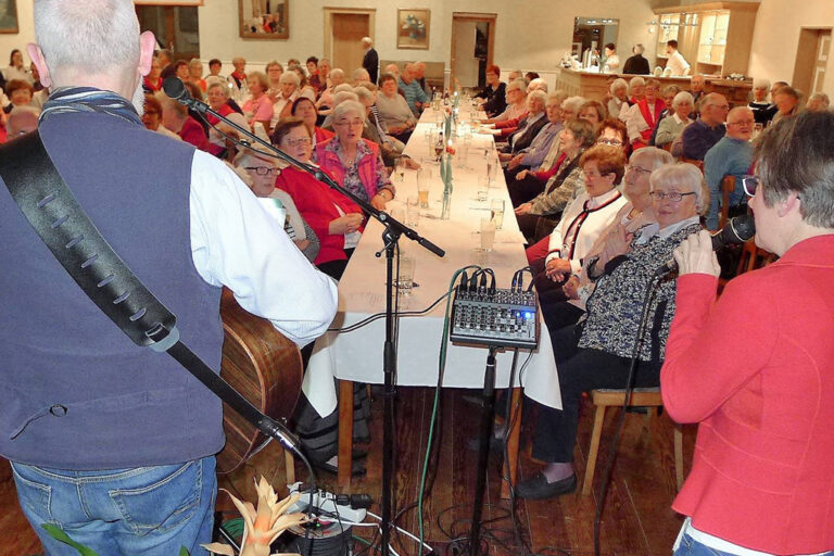 Voller Saal beim Frühlingsfest