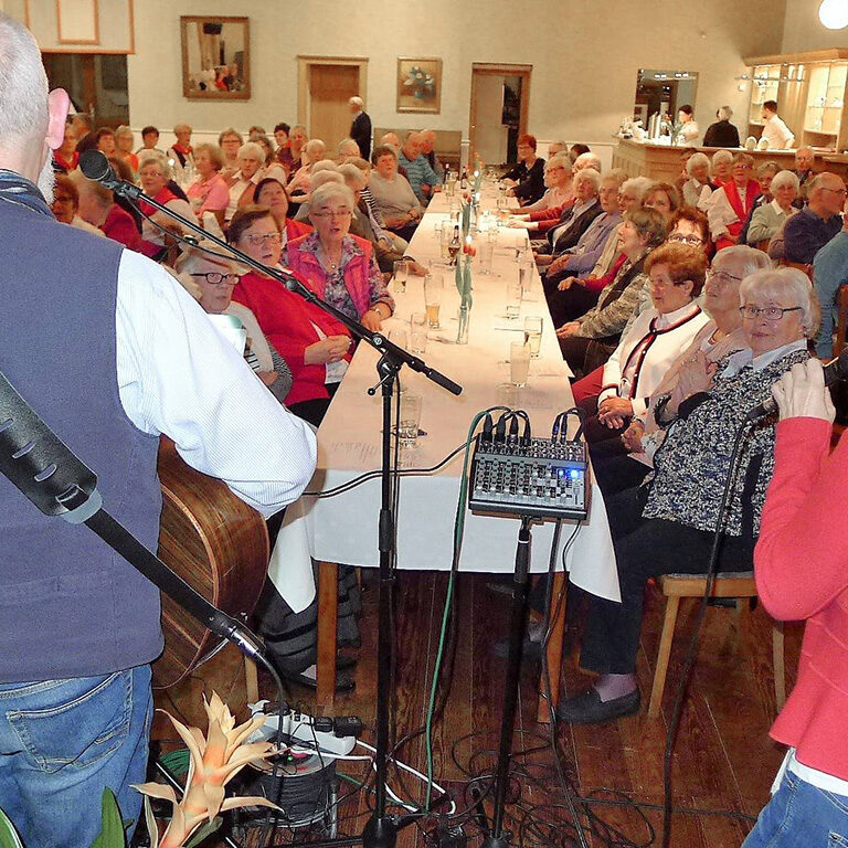 Voller Saal beim Frühlingsfest