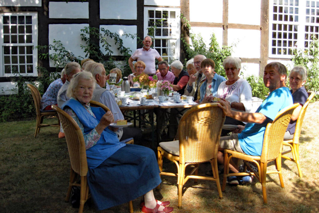Garten- und Naturfreunde im Garten des Heimathauses