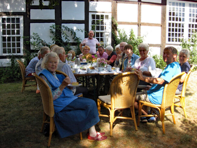 Garten- und Naturfreunde im Garten des Heimathauses