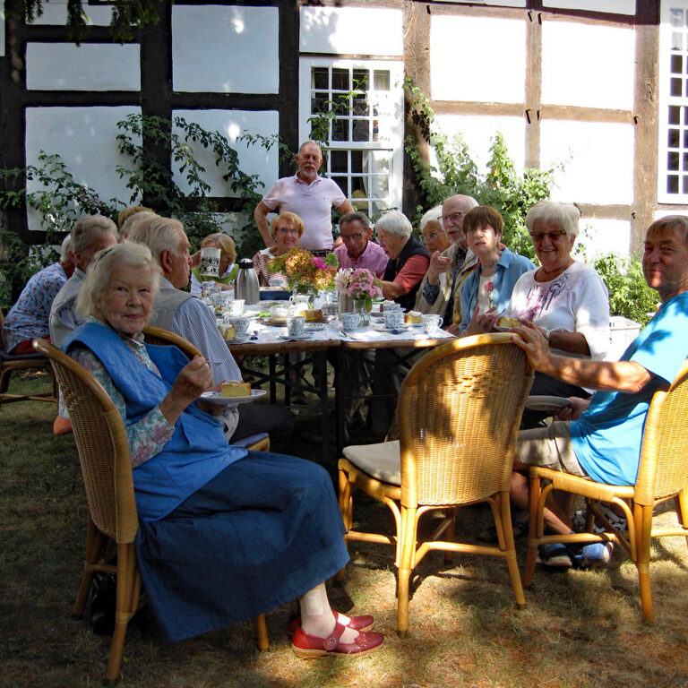 Garten- und Naturfreunde im Garten des Heimathauses