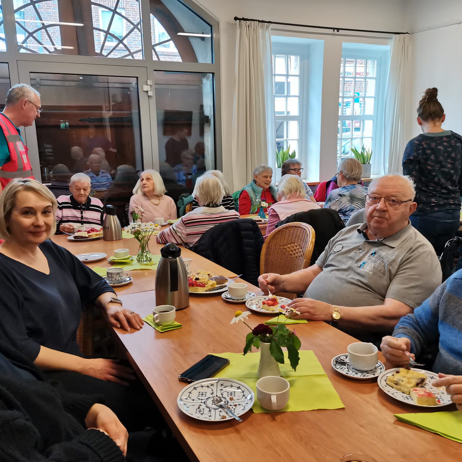 Bewohner und Pflegepersonal aus dem Haus Widum