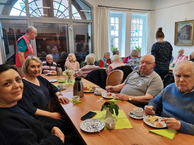 Bewohner und Pflegepersonal aus dem Haus Widum