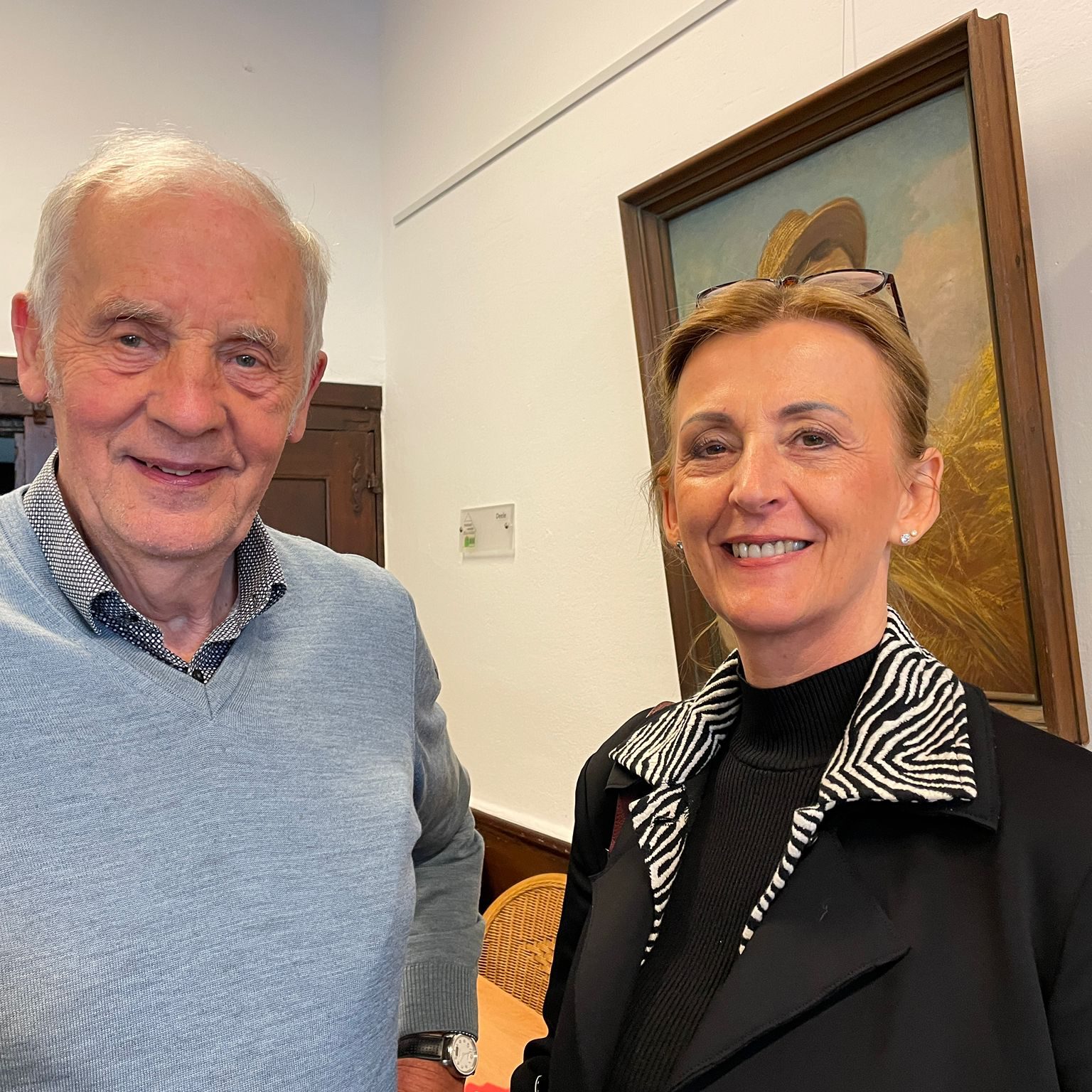 Dr. Alois Thomes begrüßt die Geschäftsführerin der Haus Widum GmbH Sonja Bender im Rikscha Café im Heimathaus