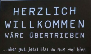 Ein etwas anderer Willkommensgruß am Wegesrand