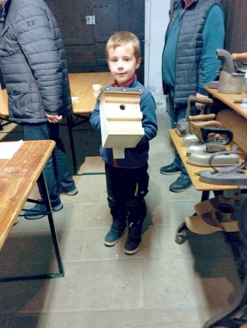 Stolz wird der Nistkasten präsentiert