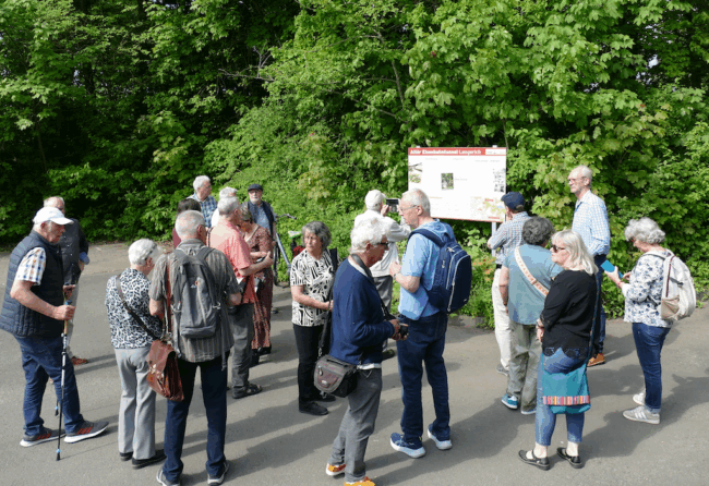 Personengruppe am Eingang zum alten Eisenbahntunnel