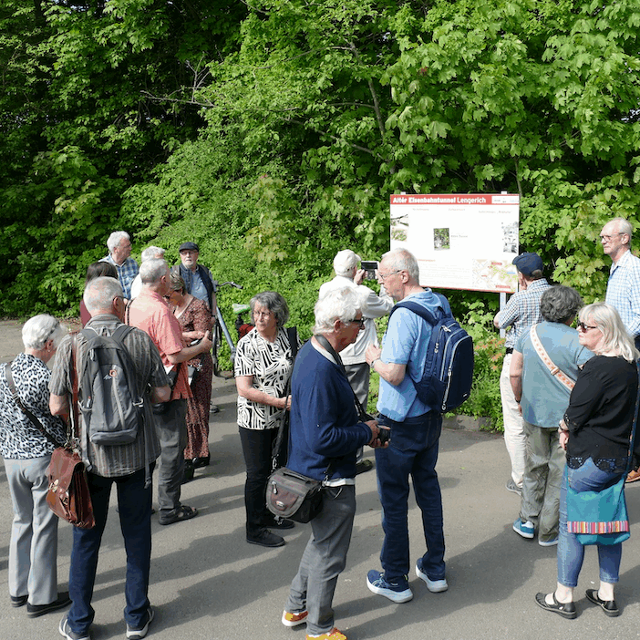 Personengruppe am Eingang zum alten Eisenbahntunnel