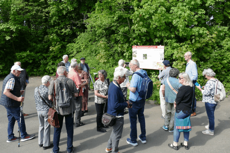 Personengruppe am Eingang zum alten Eisenbahntunnel