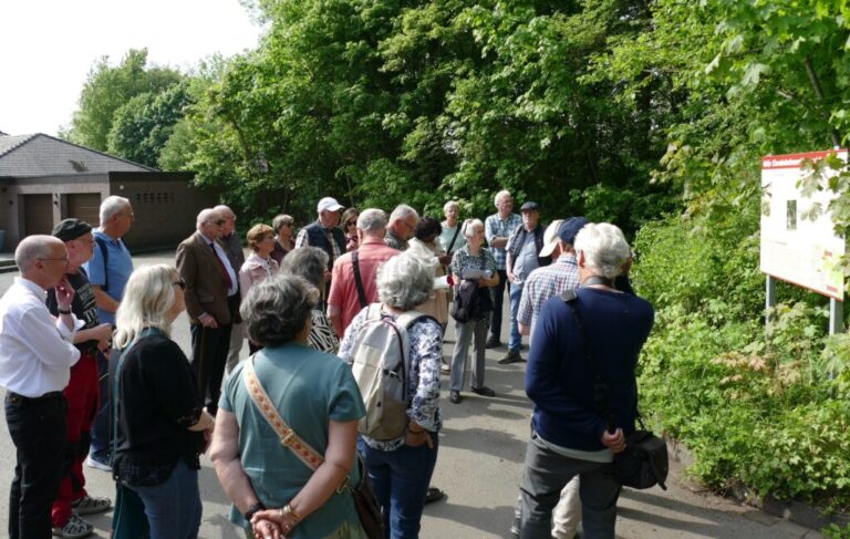 Am Eingang zum alten Eisenbahntunnel