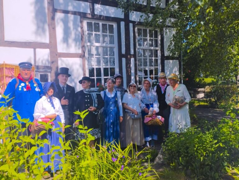 Trachtengruppe am Heimathaus