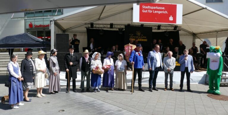 Die Trachtengruppe vom HVL bei der Eröffnungsrede von Bürgermeister Wilhelm Möhrke und Kiepenkerl Günter Tierp.