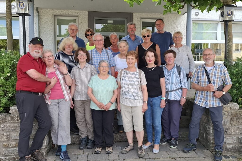 Mitglieder des Heimatvereins Lengerich und Freunde aus Halle beim Abschlussfoto vor dem Bayrischen Hof.