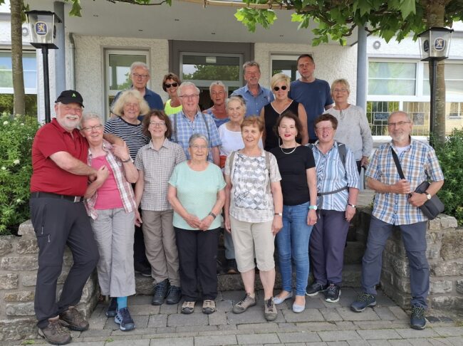 Mitglieder des Heimatvereins Lengerich und Freunde aus Halle beim Abschlussfoto vor dem Bayrischen Hof.