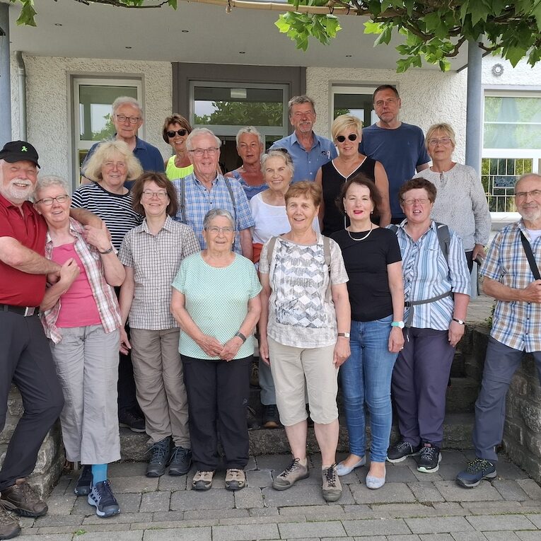 Mitglieder des Heimatvereins Lengerich und Freunde aus Halle beim Abschlussfoto vor dem Bayrischen Hof.