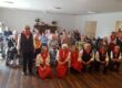 Gruppenbild der Volkstänzerinnen mit den Bewohnern vom Haus Widum