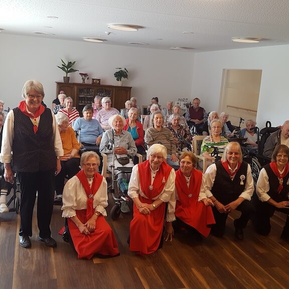 Gruppenbild der Volkstänzerinnen mit den Bewohnern vom Haus Widum