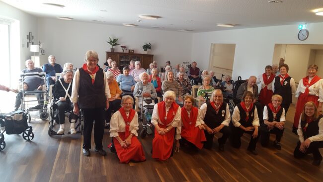 Gruppenbild der Volkstänzerinnen mit den Bewohnern vom Haus Widum