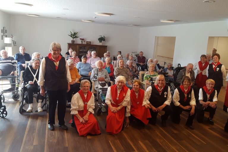 Gruppenbild der Volkstänzerinnen mit den Bewohnern vom Haus Widum