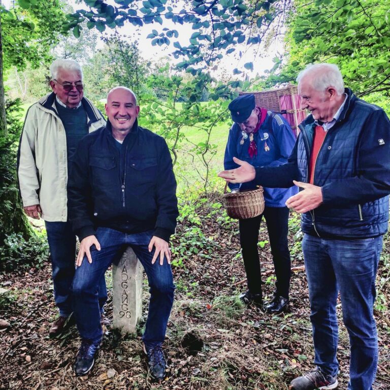 ( Foto Heimatverein Lengerich ) Die Tradition des „Poaläsens“ ( auf den Stein setzen) gehört als lustige Einlage ( hier 2024) zum Schnadgang