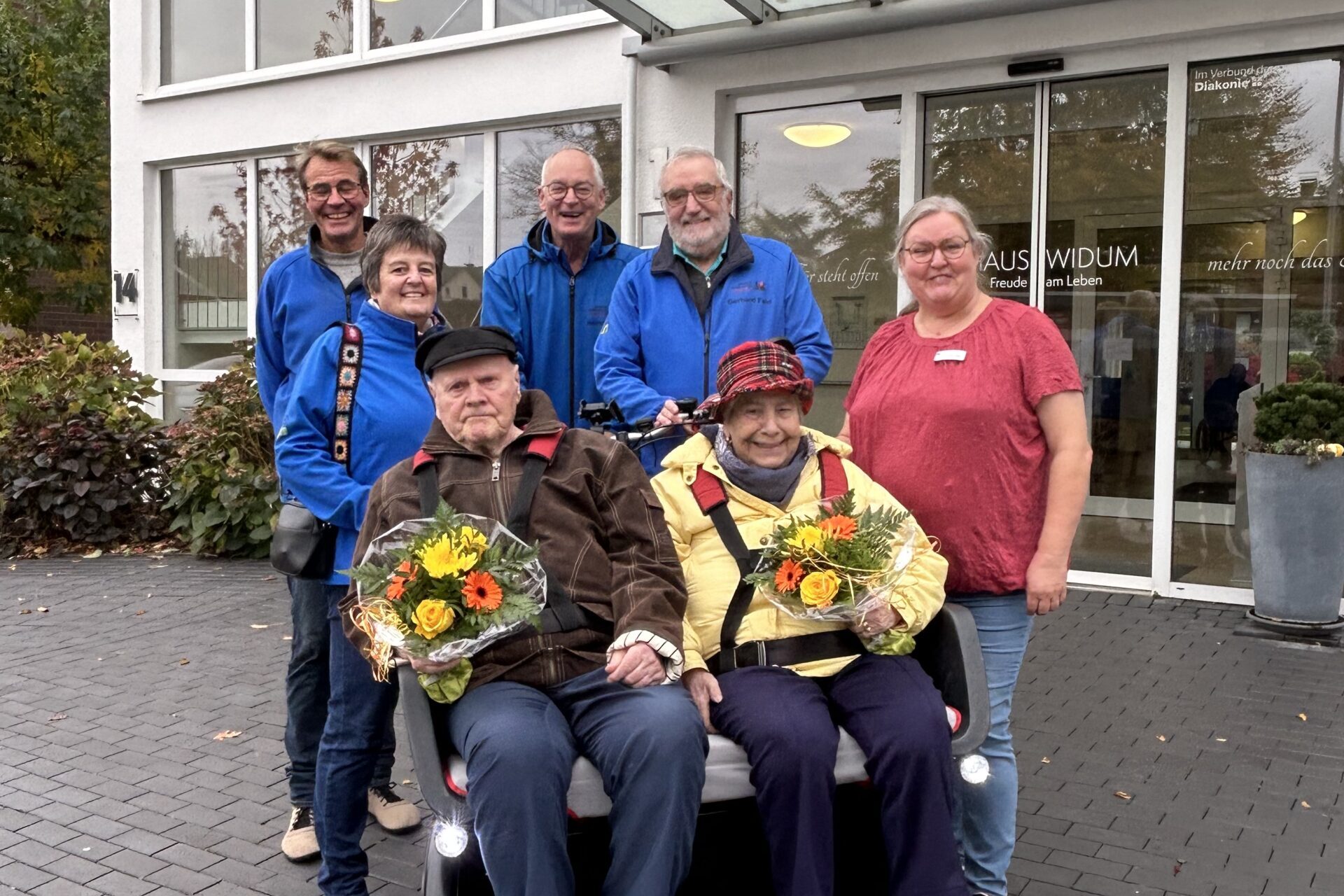 Freude Auf Drei Rädern Die Passagiere Frau Hebben Und Herr Stark Vom Seniorenzentrum Gempt Genossen Die Jubiläumsfahrt Als 1.000. Passagiere Des Jahres.