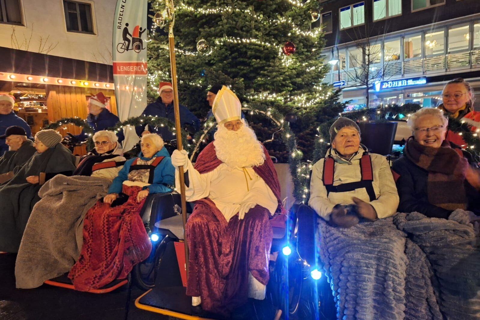 Der Nikolaus Vor Dem Weihnachtsbaum Am Rathhausplatz