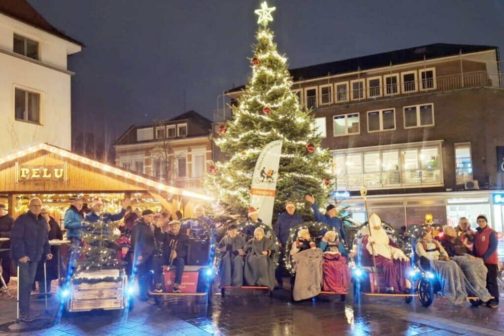 Nikolaus Und Gefolge Vor Dem Weihnachtsbaum Am Rathhausplatz